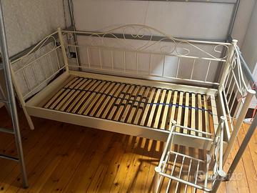 Letto in ferro e comodino abbinato