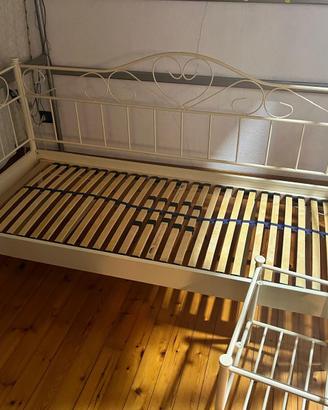 Letto in ferro e comodino abbinato
