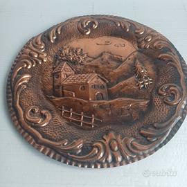 Piatto decorativo vintage in rame sbalzato a mano 