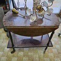 TAVOLINO CON RUOTE E LAMPADARIO