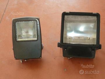 Coppia di fari per illuminazione esterna