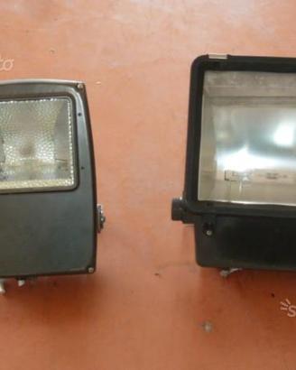 Coppia di fari per illuminazione esterna