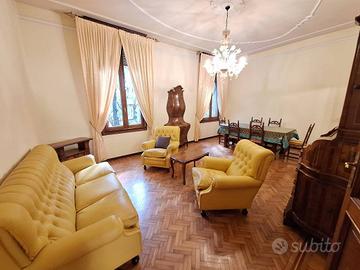 Appartamento di 153 m² con 5 locali a Modena