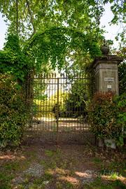 Villa storica di testa con ampio giardino