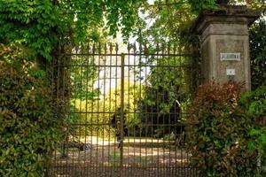 Villa storica di testa con ampio giardino