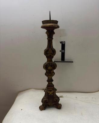 Antico candeliere d'altare in legno