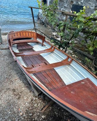 Barca a remi lancia da Lago in vetroresina