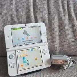 Nintendo 3DS XL bianco con caricatore