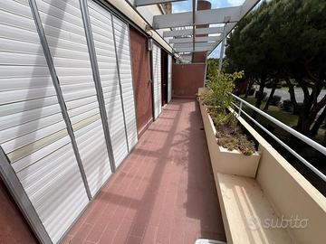 Bilocale con ampia terrazza in residence-piscina