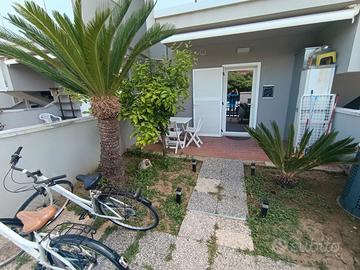 Prima fila mare pieno terra con giardino