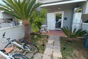 Prima fila mare pieno terra con giardino