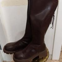 Eleganti stivali alti da donna.  - Zip laterale pe