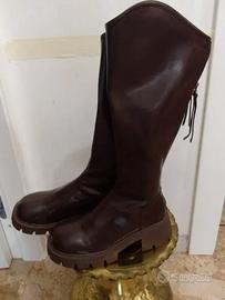 Eleganti stivali alti da donna.  - Zip laterale pe