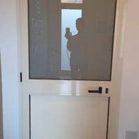 Porta in alluminio bianca con vetro satinato