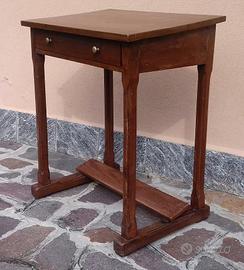 Piccola scrivania in legno