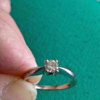 anello solitario in oro bianco e brillante €500,00