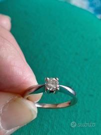 anello solitario in oro bianco e brillante €500,00