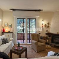 Trilocale ampio con doppi servizi, camino, box dop