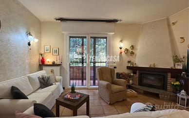 Trilocale ampio con doppi servizi, camino, box dop