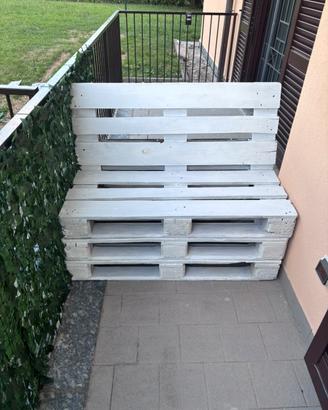 Panca realizzata con pallet da interno/esterno