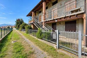 3 LOCALI A COSTA VOLPINO