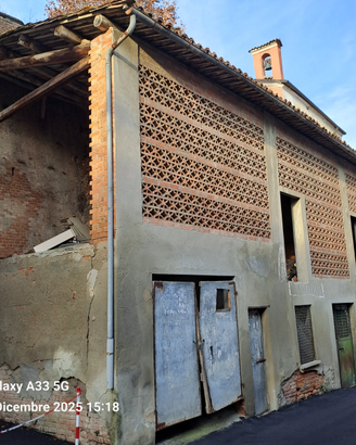 Garage con fienile e posto auto