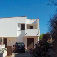 Villa bifamiliare con giardino e posti auto