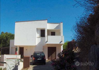 Villa bifamiliare con giardino e posti auto