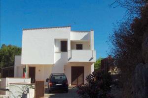 Villa bifamiliare con giardino e posti auto