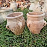 due anfore in terracotta.