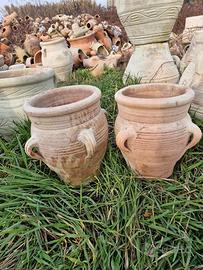 due anfore in terracotta.