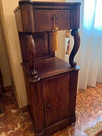 Comodino a virgola stile luigi filippo