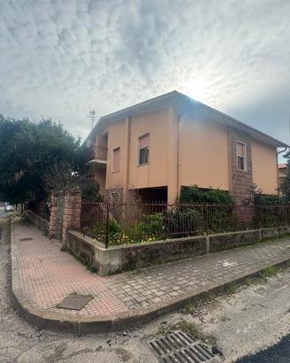 Bosa VILLA su 4 lati con Ampio Giardino di 500 mq