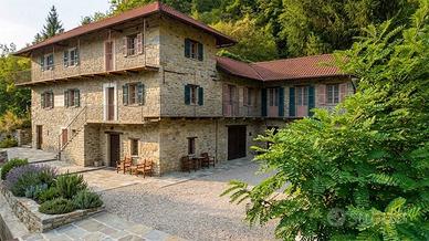Rustico / Casale di 330 m² con più di 5 locali e b