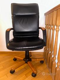 Sedia da ufficio direzionale in pelle nera e legno