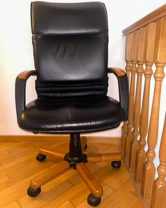 Sedia da ufficio direzionale in pelle nera e legno
