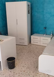 Armadio, 3 scrivanie, 3 comodini