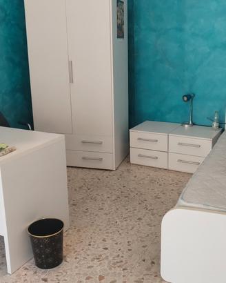 Armadio, 3 scrivanie, 3 comodini