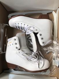 Pattini con lame per pattinaggio sul ghiaccio