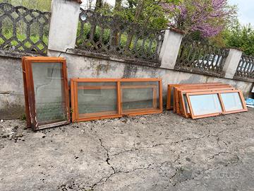Finestre e finetroni in legno di varie misure