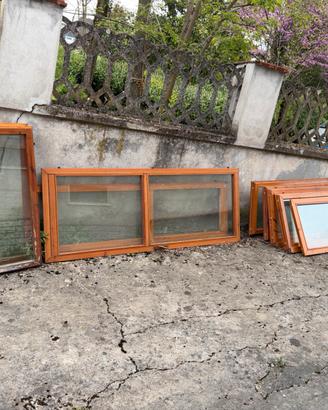 Finestre e finetroni in legno di varie misure