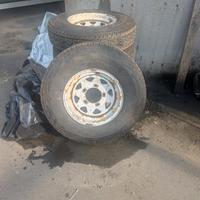 Treno Bridgestone + cerchi 16 Defender