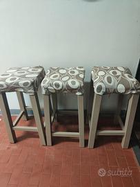 Sgabelli in legno per penisola