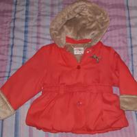 Decine di vestitini usati per bambini di varie età