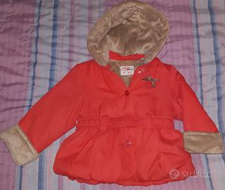 Decine di vestitini usati per bambini di varie età