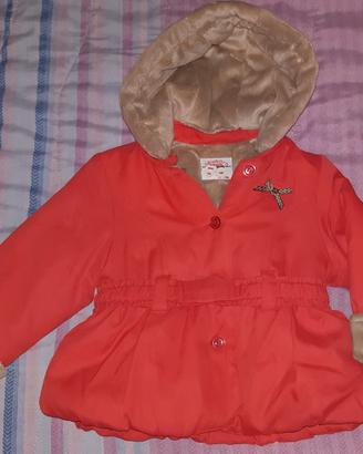 Decine di vestitini usati per bambini di varie età