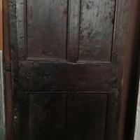 Antica porta conservata originale scura