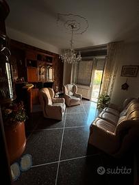 Mobile bar con poltrone e divano