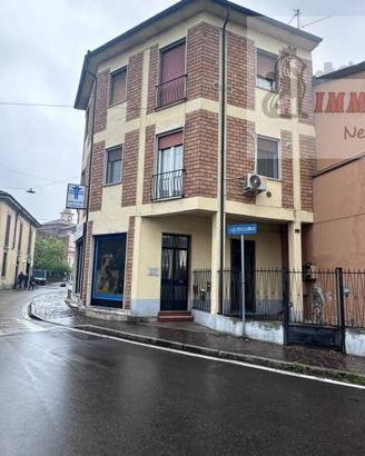 Palazzina composta da locale commerciale e n.2 app