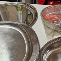 2 vassoi  in acciaio  e due insalatiera in acciaio
